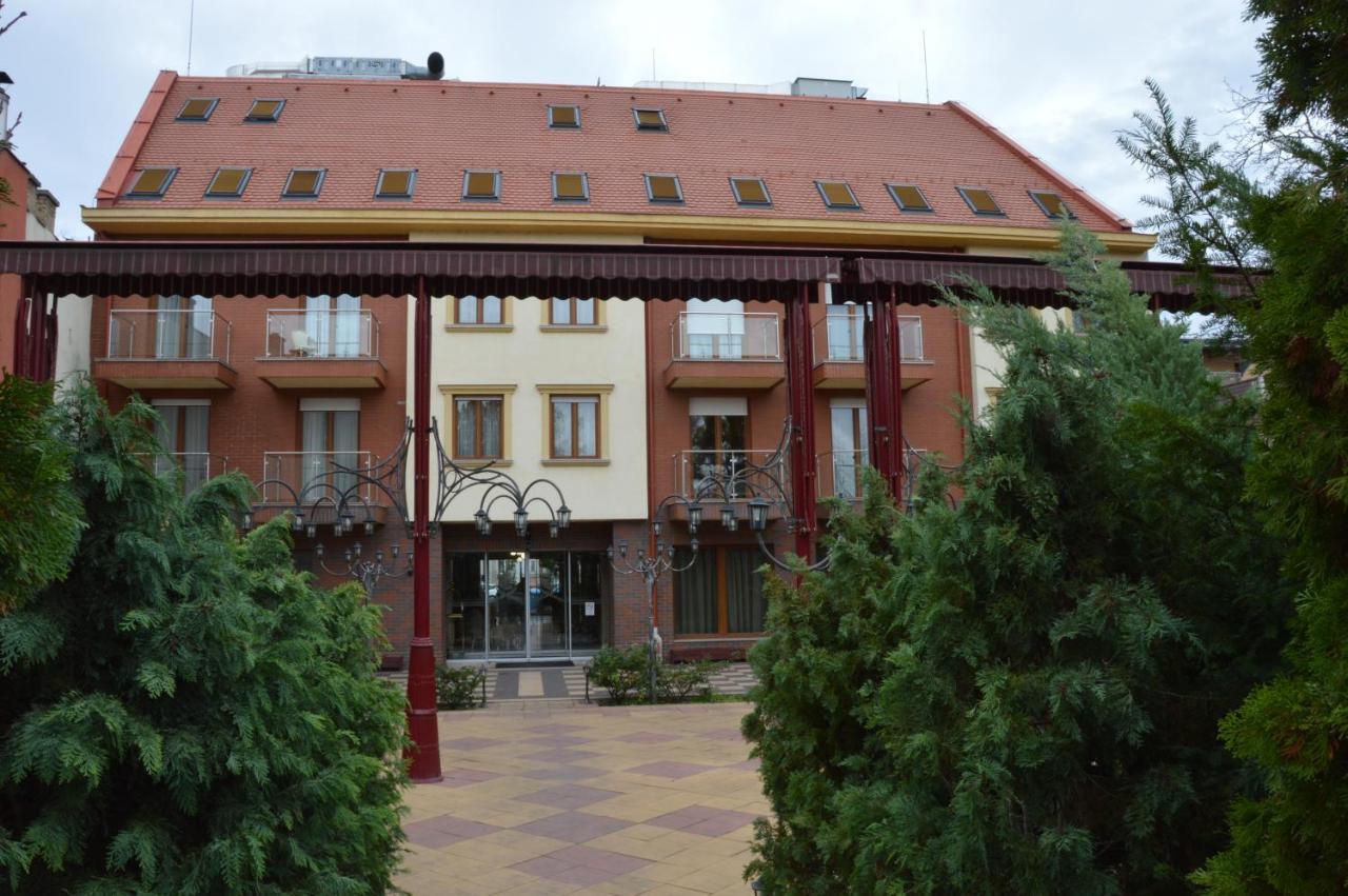 Hotel Óbester Debrecen Exterior foto