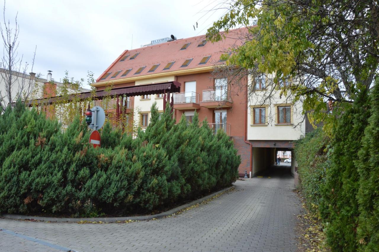 Hotel Óbester Debrecen Exterior foto